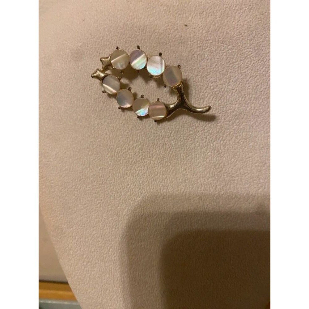 Vintage White Mother of Pearl Wreath Brooch Pin - Gold Tone Leaf Open Circle Sta